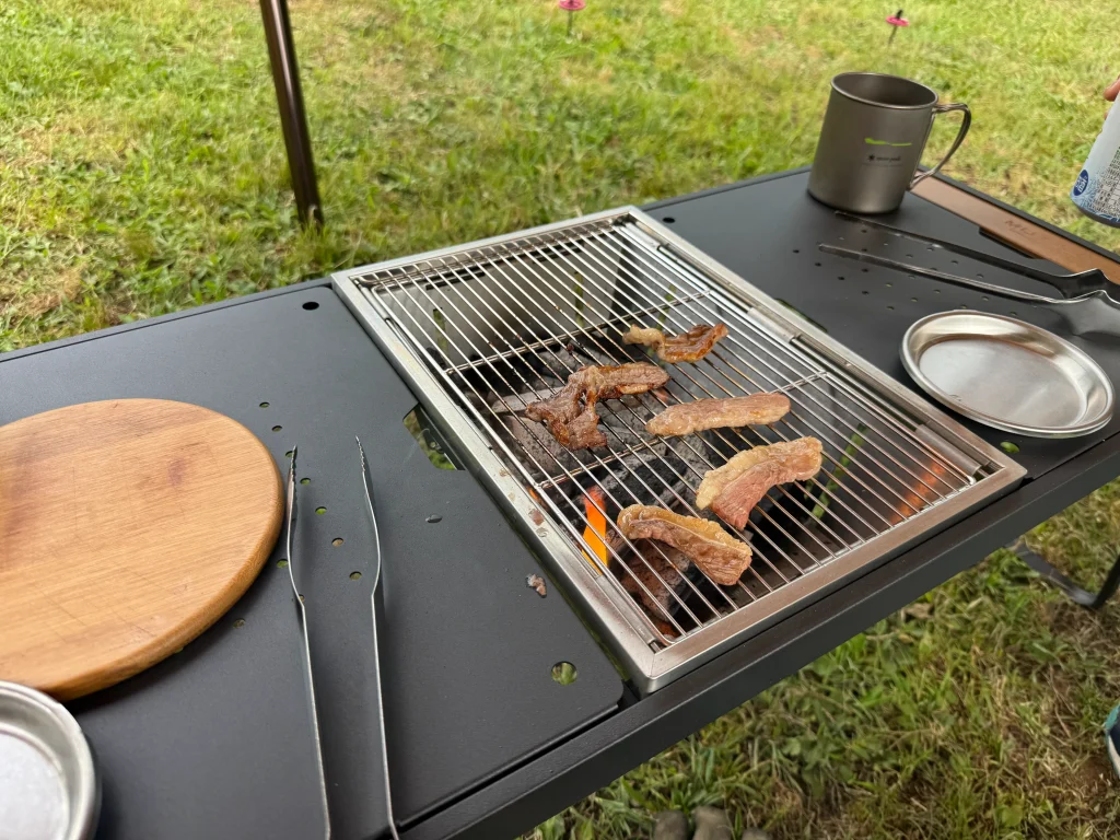 IGTテーブルにバーベキューグリルをはめこんだ写真